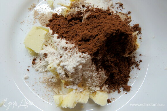 Готовим шоколадно-фундучный сroquant. Для фундучного кроканта масло нарезать кубиками, смешать с сахарной пудрой (у меня из сахара мусковадо), добавить муку, какао, перемешать. Добавить порубленные орехи, перемешать до однородной массы.