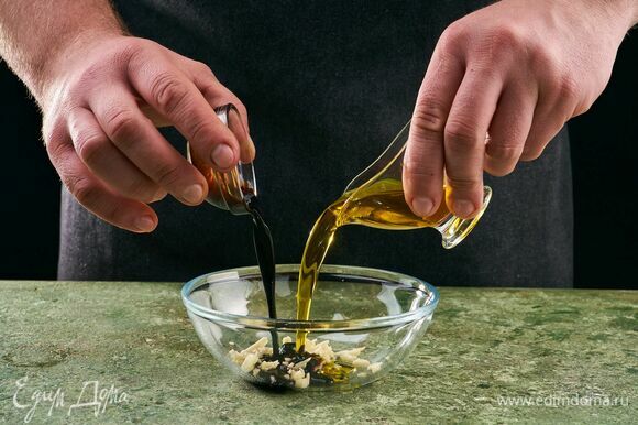 Для заправки смешайте рубленый чеснок, оливковое масло и соевый соус.