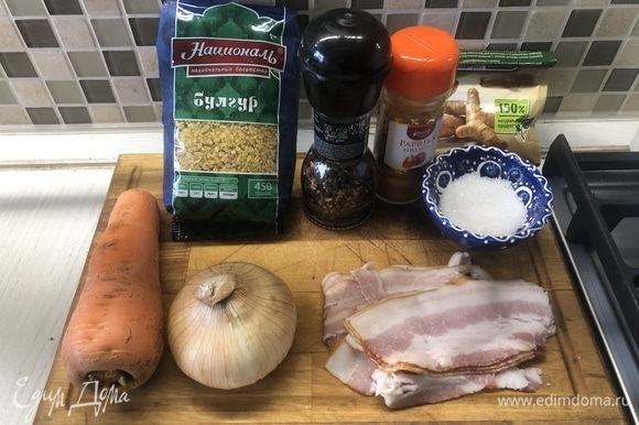 Подготовим ингредиенты, лук и бекон нарежем мелко поперек, морковь — крупными кусочками.