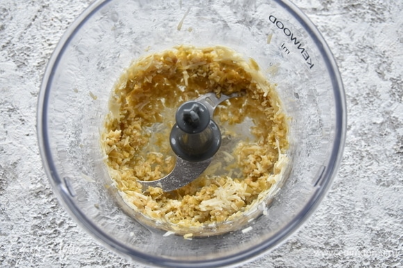 Соединить оливки и натертый на терке сыр. Измельчить их в блендере, добавить оливковое масло и часть яичного белка. Перемешать.