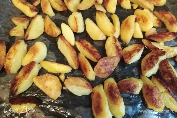 Запекать при 220°C. По истечении 30 минут картофель перевернуть, чтобы он обжарился со всех сторон.