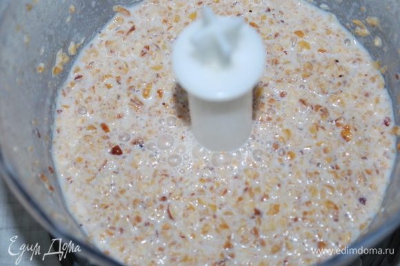 Молоко, где настаивался фундук, надо перемолоть в блендере и процедить с помощью марли. Фундучное молоко надо будет добавить в сырный слой.