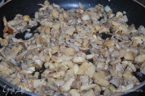 На растительном масле обжарьте репчатый лук и грибы в течение 10–12 минут. Посолите по вкусу.