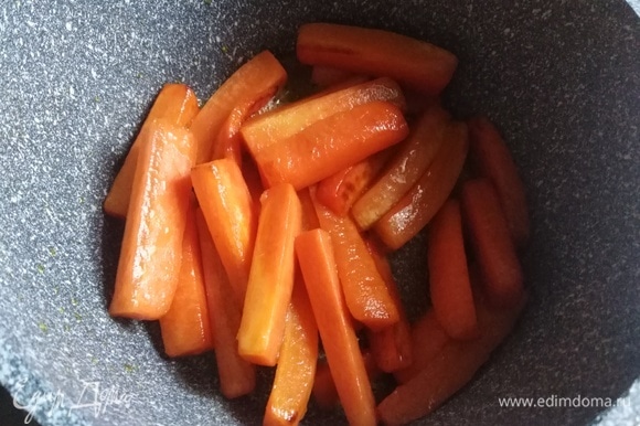 На сильном огне обжарить морковь в сливочном масле до слегка золотистого цвета, примерно в течение 5 минут. Посолить.