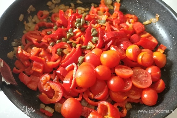 Далее добавляем помидоры, каперсы, соль, перец. Накрываем крышкой и тушим пару минут.