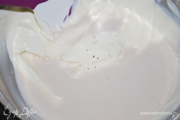 В оставшуюся сырную массу добавьте ароматизированное молоко, перемешайте все вместе.