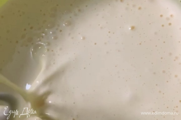 Взбиваем яйца с сахаром до состояния пены — довольно плотной, но жидкой, как сгущенное молоко.