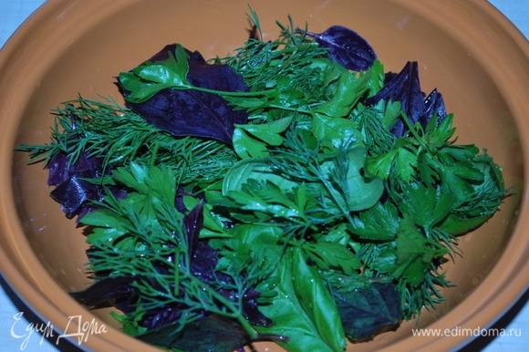 В тарелку выложить разную зелень или листья салата, которые у вас есть. У меня укроп, петрушка и базилик.