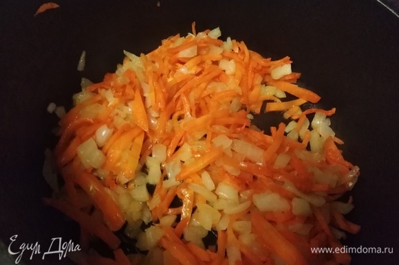 Морковь с луком обжарить на растительном масле. Соединить с супом. Варить до готовности картошки.
