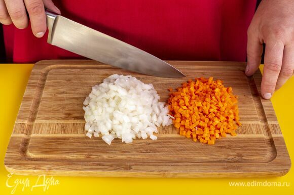 Лук мелко нарубите, морковь нарежьте мелким кубиком.