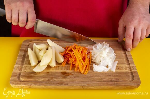 Картофель нарежьте дольками, лук и морковку соломкой.