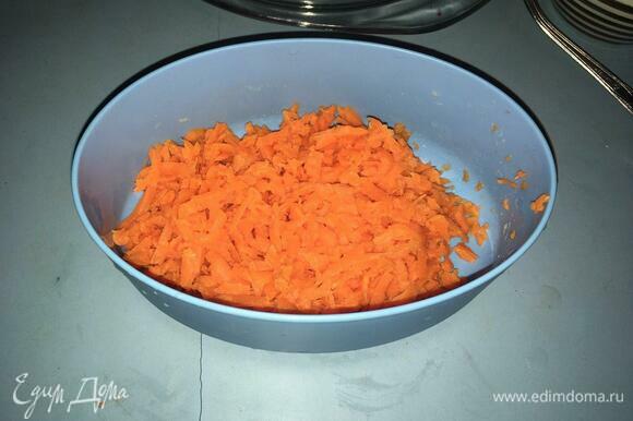 Вареную и очищенную морковь натираем на той же крупной терке, что и картофель.
