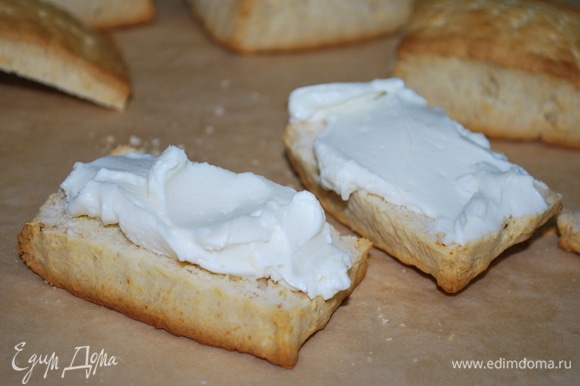 Печенье разрежьте на половинки. Маскарпоне (или любой творожный сыр по вашему вкусу) смешайте с пудрой и нанесите слой сыра на половинку печенья.