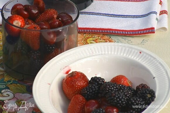 В чашу блендера поместить все ягоды, влить сок лайма, добавить сахар и все взбить.