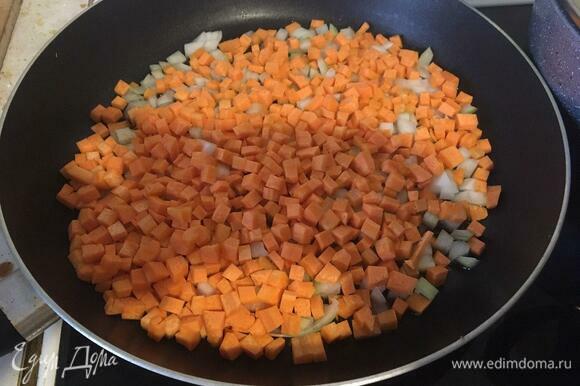 В сковороду наливаем растительное масло для жарки, выкладываем нарезанные лук и морковь. Обжариваем до золотистой корочки, не закрывая крышкой.