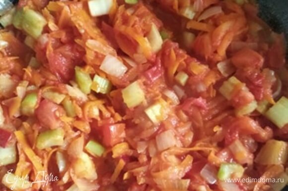 Лук обжариваем в растительном масле минут 5, добавляем морковь и сельдерей, пропущенный через пресс чеснок и перец чили. Добавляем помидоры. Обжариваем овощи минут 10.