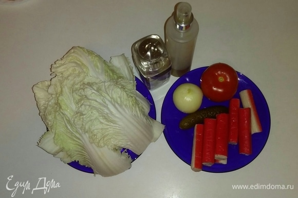 Вот все необходимые ингредиенты для приготовления салата. Крабовые палочки предварительно нужно разморозить.