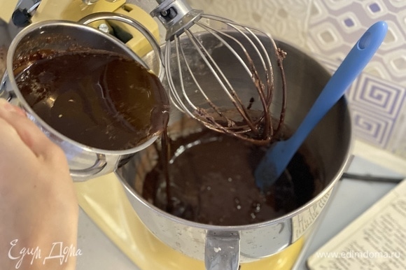 Влить растопленный шоколад с маслом. Добавить рубленный миндаль. Все перемешать.