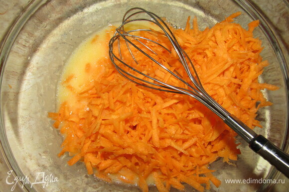 Добавляем морковь, перемешиваем.