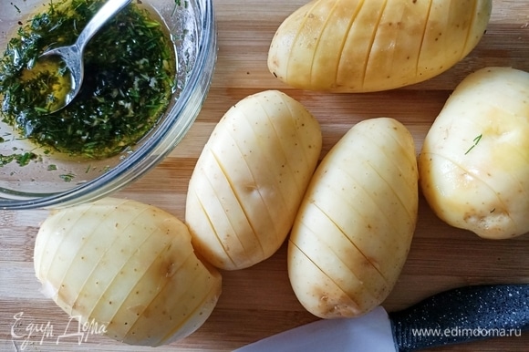 Для приготовления картофеля таким способом желательно выбирать картофель одинакового размера. Картофель очистить, вымыть, высушить. Острым ножом сделать надрезы на расстоянии 0,5 см друг от друга.