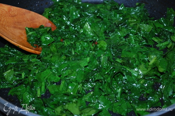 Шпинат нарежьте и потушите на сковороде с растительным маслом в течение 1–2 минут.