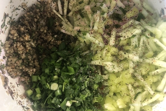 Нарежьте петрушку и зеленый лук, добавьте овощи, посолите поперчите.
