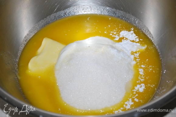 Сливочное масло растопить. Добавить к маслу сахар, соль и сметану.