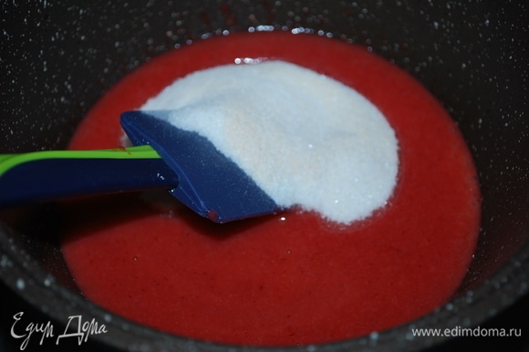 Для клубничного слоя: пюре клубники прогреть и добавить сахар с пектином.