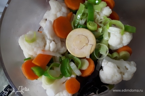 В кухонный комбайн положите овощи, чеснок, перец чили, добавьте немного креветочного бульона и измельчите в пюре.