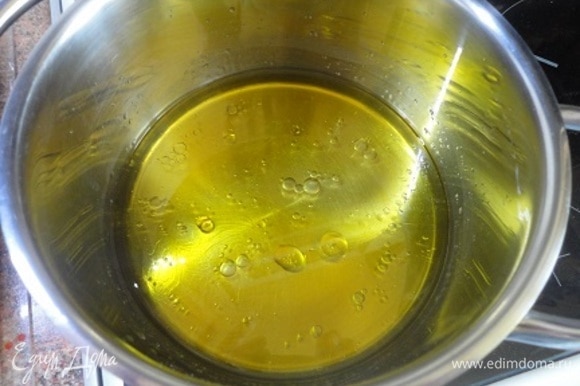 Масло налить в кастрюлю с водой, довести до кипения.