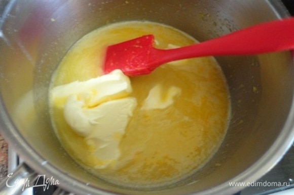 Отдельно взбейте яйца и тонкой струйкой, постоянно помешивая, введите в лимонно-сахарный сироп. Добавьте сливочное масло и варите, пока крем не загустеет. Полностью остудите.