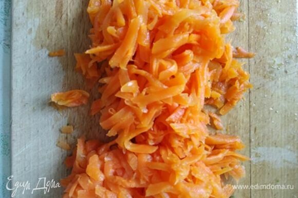 Вареную морковь натереть на крупной терке.