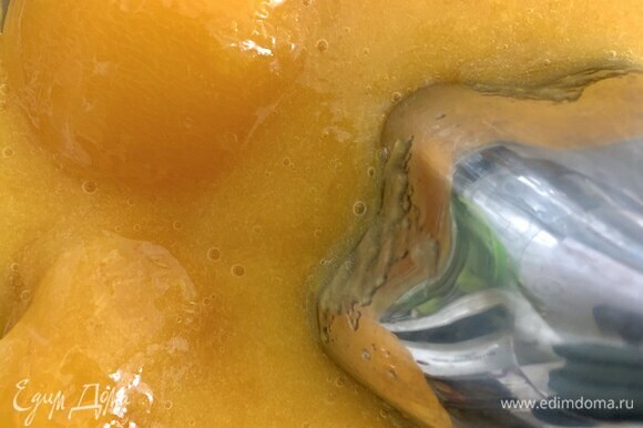 Фруктовый слой. Персики измельчить в блендере, добавить сахарную пудру и влить через сито теплый растворенный желатин (который приготовить так же, как для белой начинки).