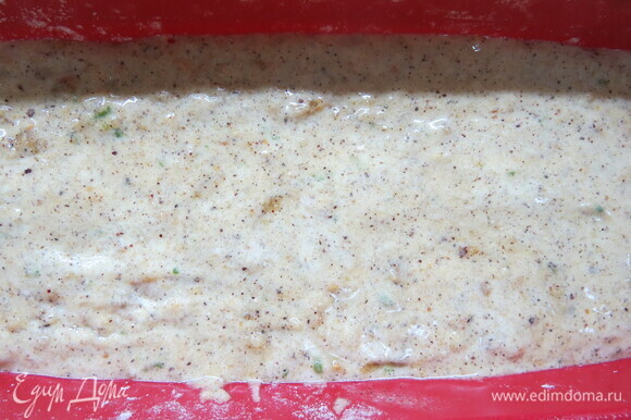 Выложить тесто в подготовленную форму и выпекать в заранее разогретой духовке 30–35 минут или пока деревянная шпажка не будет выходить сухой.