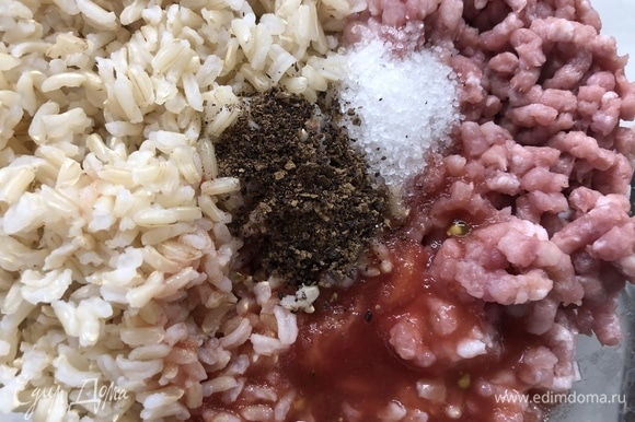Рис отвариваем в подсоленной воде до состояния альденте, перемалываем фарш, смешиваем с рисом в пропорции 1:1, добавляем перетертый через сито помидор, по 1 ч. л. соли и перца.