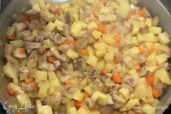 На разогретую сковороду кладем чеснок, затем лук и морковь, обжариваем 2 минуты, добавляем грибы, обжариваем еще 2–3 минуты. Добавляем картофель, мешаем и вливаем стакан воды. Тушим все это на медленном огне минут 15, пока картофель не будет готов.