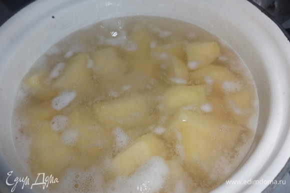 Картофель очистить, вымыть и отварить в подсоленной воде до готовности.