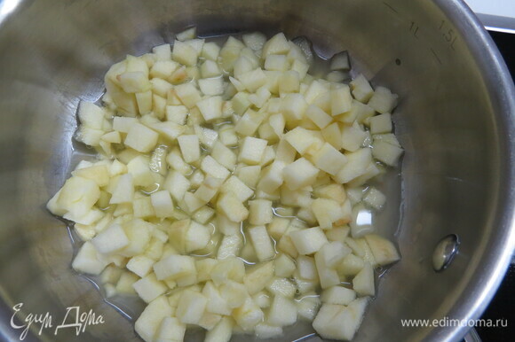 Яблоко, нарезанное на маленькие кусочки, прогреваем в сотейнике с соком лайма и водой до 40°C.