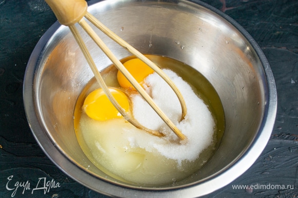 Смешиваем яйца с сахаром, щепоткой соли и щепоткой ванилина. Две столовые ложки сахара оставляем для корочки.