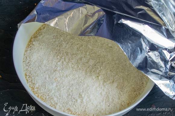 Духовку разогреваем до 180°C, печем 45–50 минут. За 10–15 минут до готовности советую укрыть пирог фольгой, чтобы кокосовая стружка не подгорела.