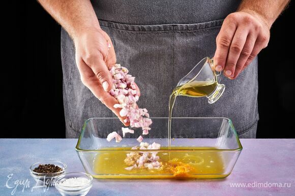 Добавьте мелко нарубленный лук-шалот, оливковое масло, соль и перец.