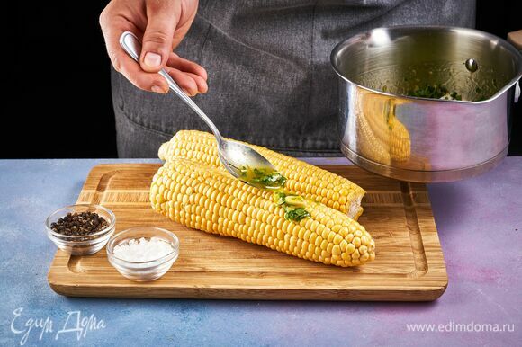 Смажьте каждый початок соусом. Посолите и поперчите кукурузу со всех сторон.