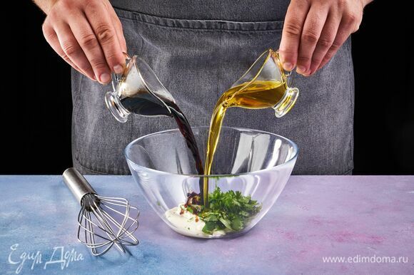 Шмпиньоны промойте и просушите. Смешайте в миске соевый соус, оливковое масло и майонез. Добавьте соль, перец, кинзу. Перемешайте венчиком до однородности.