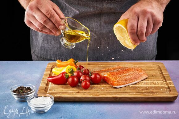 Стейк и овощи промойте и просушите бумажными полотенцами. Натрите стейк солью и перцем. Полейте овощи и стейк оливковым маслом и лимонным соком.