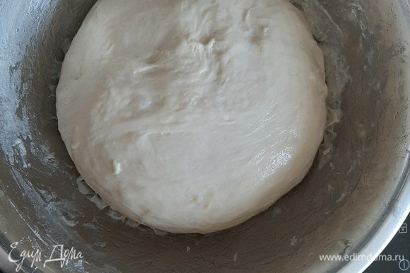 В теплую воду всыпать дрожжи, сахар и 2–3 ложки муки (должно получиться тесто по консистенции, как сметана) из общего количества, хорошо перемешать, накрыть пленкой и оставить на 30 минут в теплом месте. Через полчаса, когда опара поднимется, добавить соль, растительное масло, теплое молоко и, добавляя небольшими порциями муку, замесить тесто, оно должно быть гладким и не очень плотным. Готовое тесто накрываем пленкой и оставляем на 1 час в теплом месте.