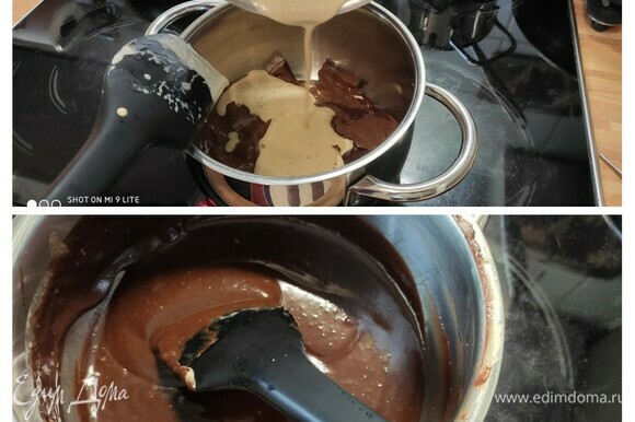 Снять кастрюлю с огня, добавить замоченный и отжатый желатин и влить крем в растопленный шоколад. Перемешать до однородности и дать остыть.