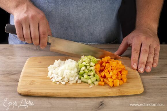Лук мелко порубите, морковь и сельдерей нарежьте кубиками.