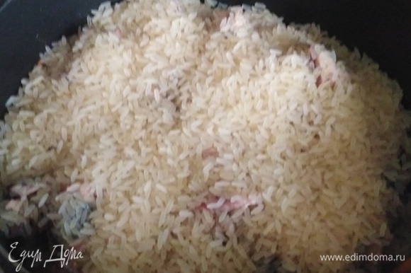 На рыбу выложить слоем промытый рис.