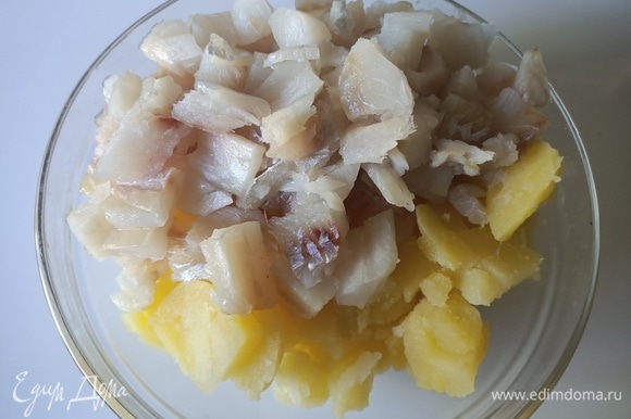 Рыбное филе и картофель нарезаем кубиками, солим.