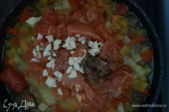 Затем добавляем помидор, чеснок и приправу для лагмана. Тушим еще 5–7 минут.